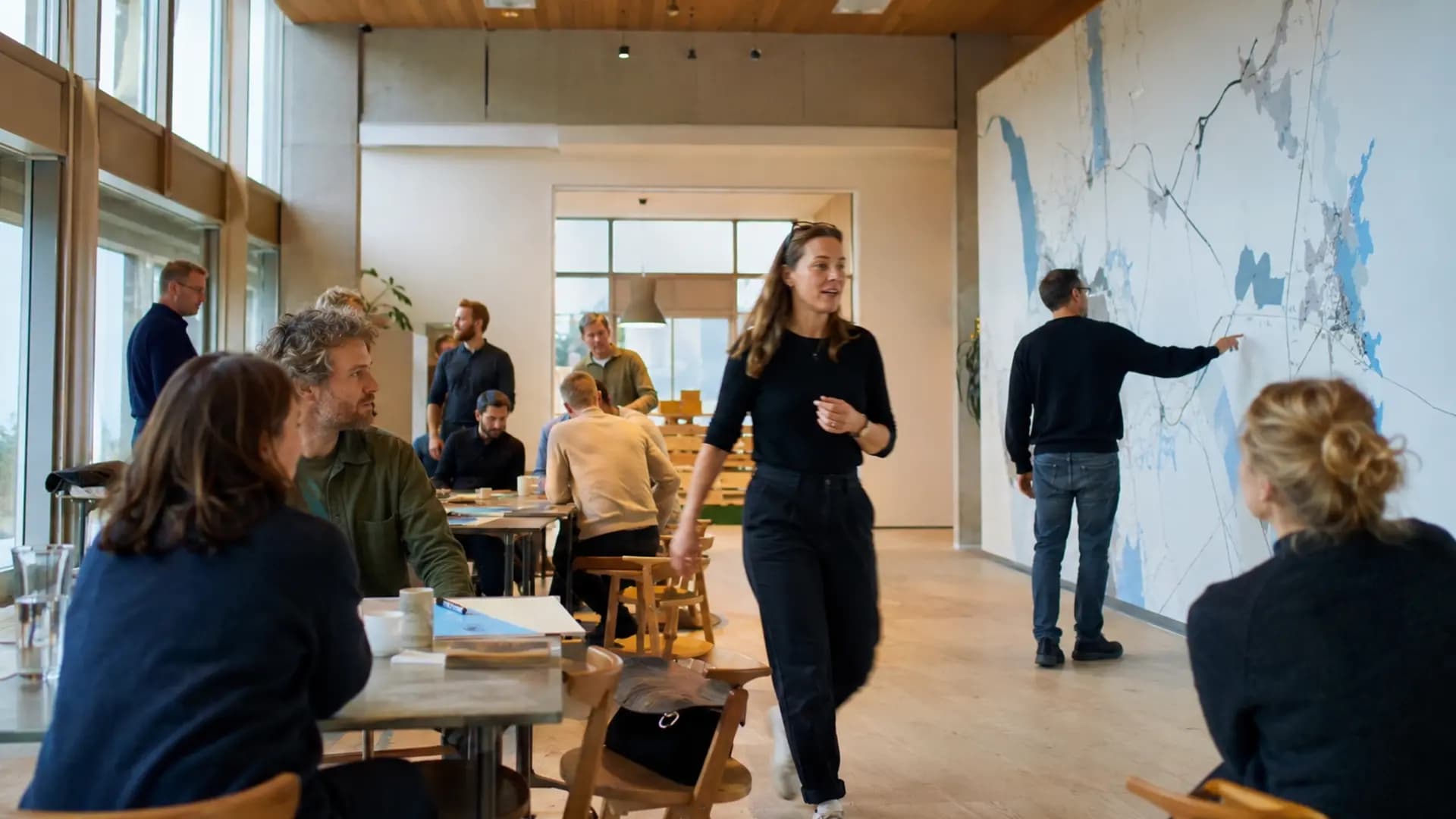Et tværfagligt team undersøger en fælles opgave omkring bordet
