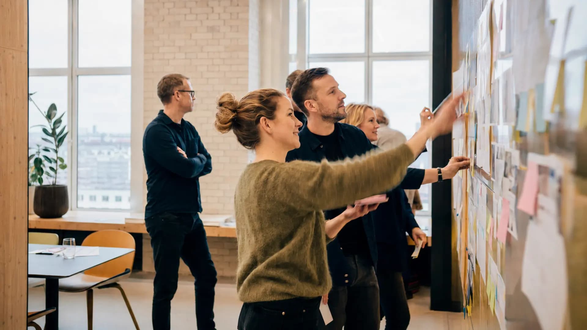 En ledelsesgruppe arbejder med organisationens fælles retning